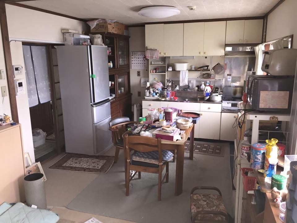 冷蔵庫や食器棚、テーブル、家電などが置かれた東大阪市のキッチン