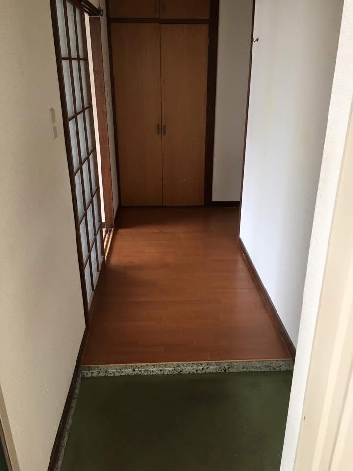 家具や生活用品の回収後に通路が空いた豊中市の玄関と廊下