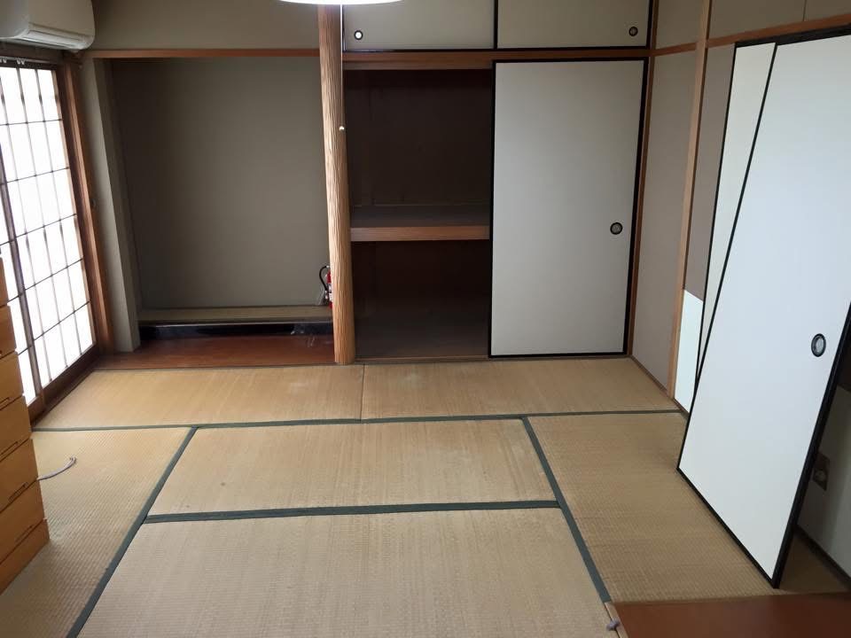 家財の回収後に畳と押し入れが見えるようになった大阪市の和室