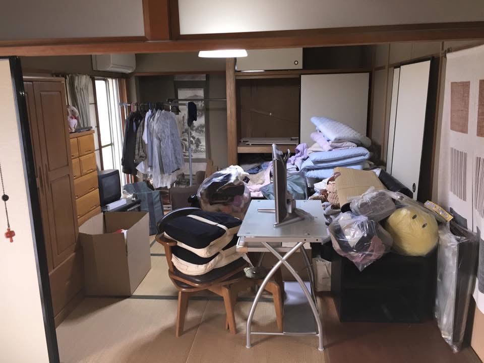 衣類や寝具、家具などの家財で埋まった大阪市の和室