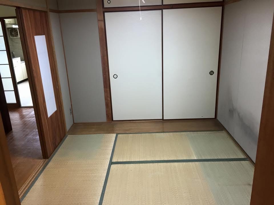 布団や家具の回収後に畳が見えるようになった堺市の和室