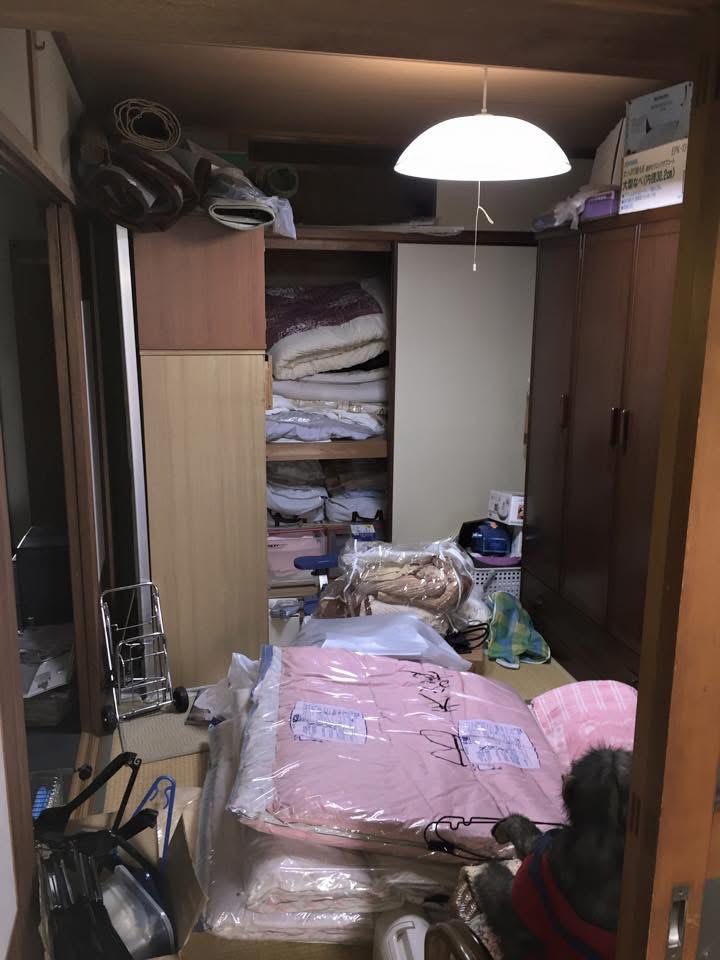 布団や収納家具、生活用品が置かれた堺市の和室